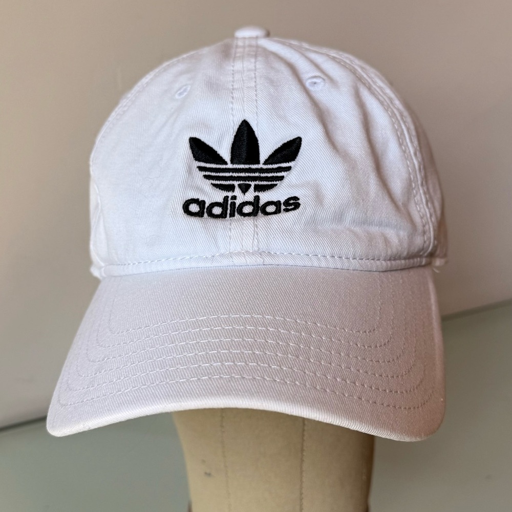 Adidas white baseball hat. Excellent condition! Unisex